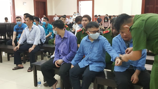 Các bị cáo tại phiên tòa chiều nay 18/5. Ảnh: Tân Châu