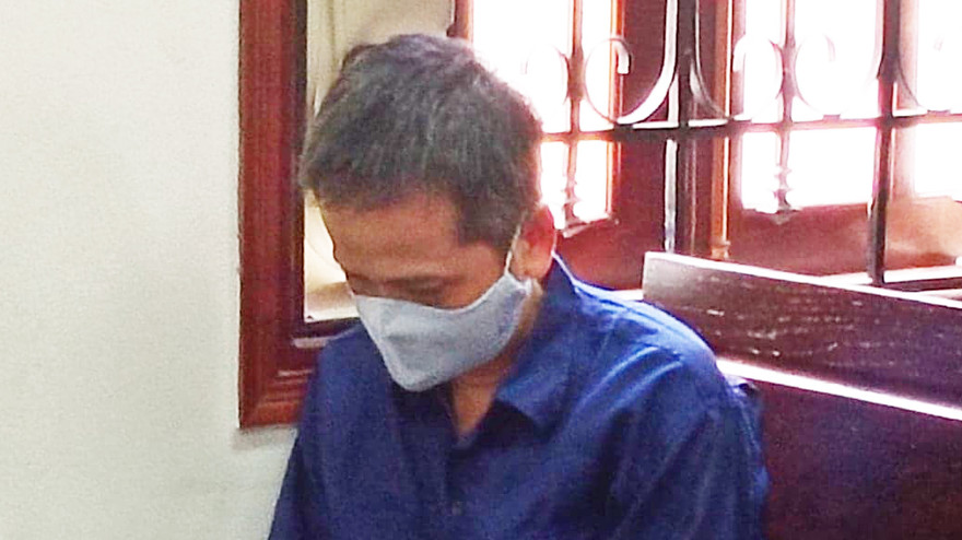 Cựu cán bộ Trung tâm Hỗ trợ xã hội Nguyễn Tiến Dũng tại tòa. Ảnh: Tân Châu