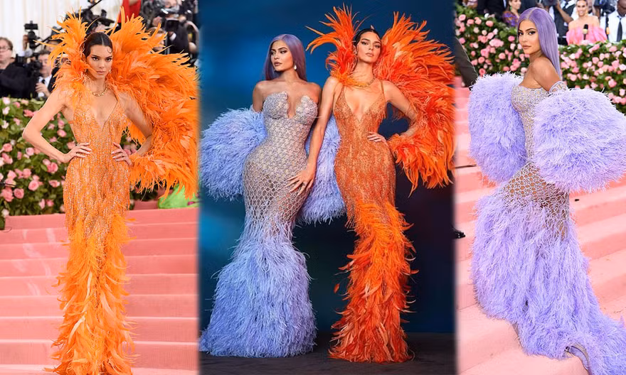 Kendall và Kylie Jenner diện đầm xuyên thấu ‘thiêu đốt’ thảm đỏ Met Gala