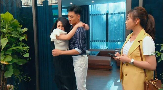 Gu ăn mặc lỗi thời của Nam (Phương Oanh) trong phần 2 "Hương vị tình thân" khiến khán giả thất vọng. 