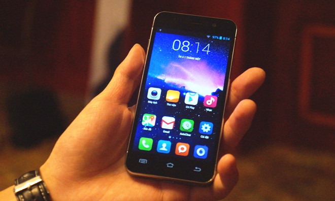 HKPhone bất ngờ tung iRevo vỏ sắt, thiết kế giống iPhone