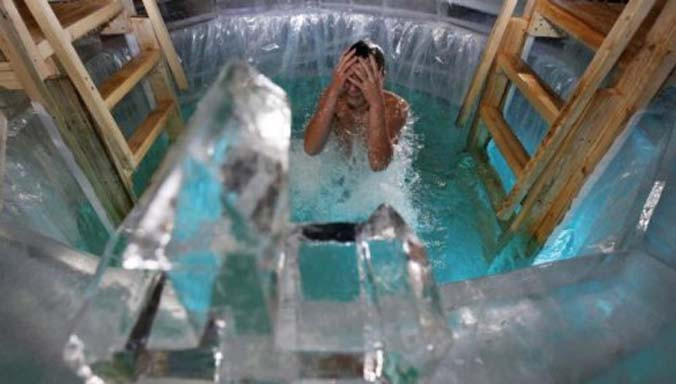 Một người đàn ông đang làm lễ rửa tội trong hố băng ở trung tâm Moscow. Ảnh: Reuters.
