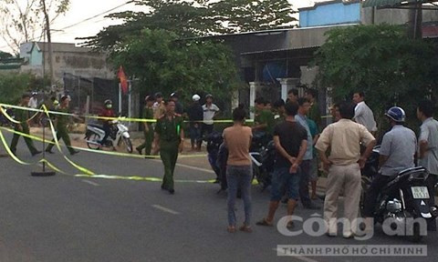 Cơ quan chức năng khám nghiệm hiện trường vụ án. Ảnh: Lê Huân.