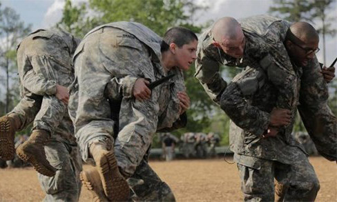 Đại úy K.Grít tại Trường quân đội Ranger, tháng 4/2015. 