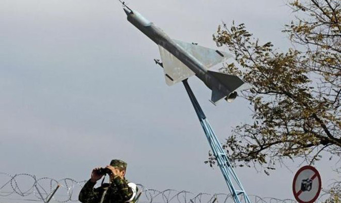 Lính canh gác tại căn cứ không quân Deveselu.