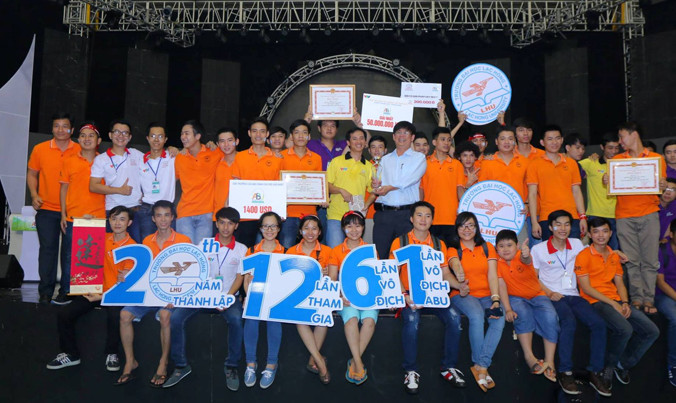 Các đội tuyển của Trường đại học Lạc Hồng vui mừng với chiến thắng vô địch, giải nhì và giải ba tại cuộc thi.