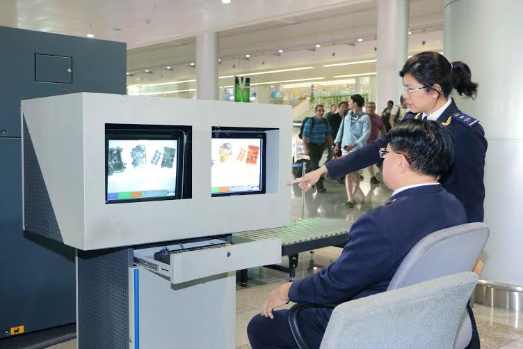 Lực lượng Hải quan soi chiếu hành lý du khách