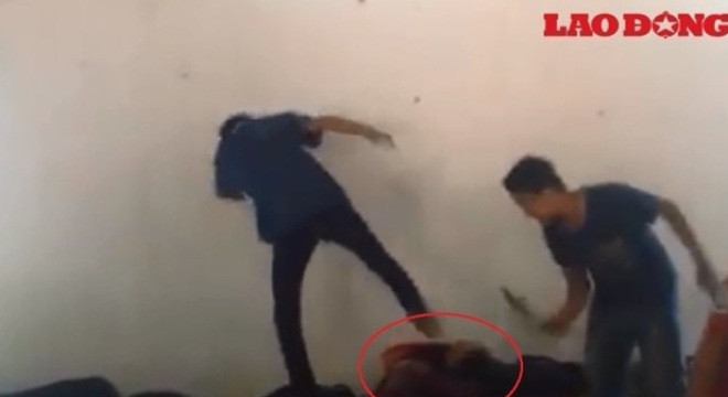 Hình ảnh ghi lại em T bị các bạn đánh (Ảnh cắt từ clip)