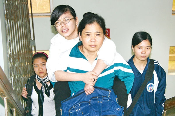 Cô Nguyễn Thị Nguyệt, mẹ của Yến hàng ngày cõng con đến giảng đường