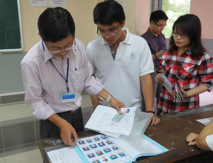  Thí sinh làm thủ tục dự thi THPT quốc gia năm 2015