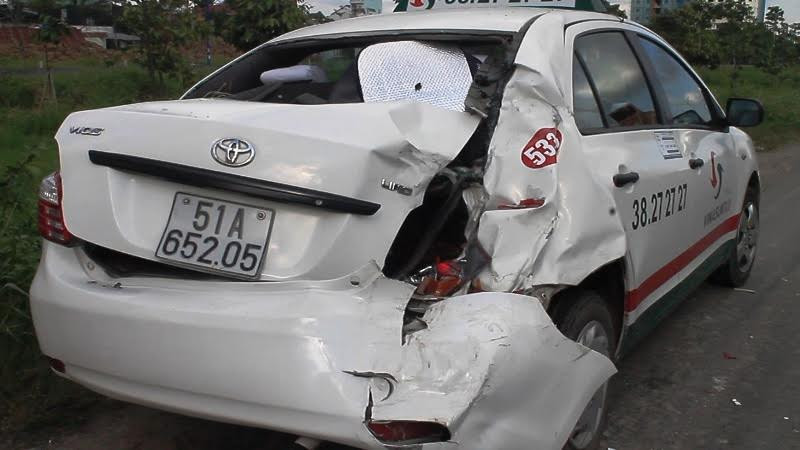 Xe taxi nát đuôi