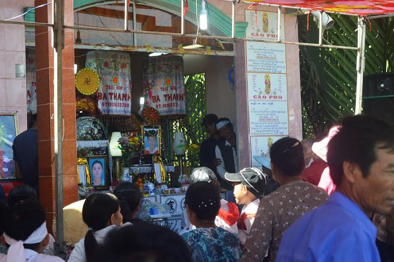 Người dân thắp nhang cho các nạn nhân.