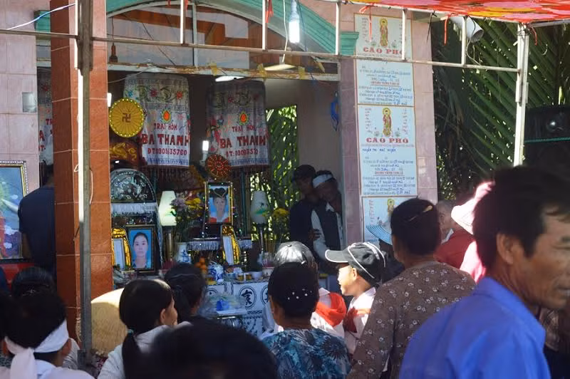 Người dân thắp nhang cho các nạn nhân.