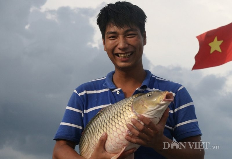 Tỷ phú trẻ Nguyễn Thế Phước vui vẻ với thành quả của mình.