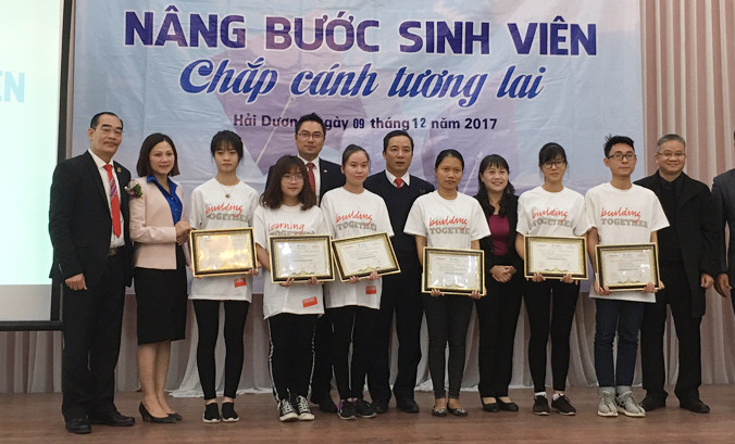 Sinh viên nghèo nhận học bổng tại Hải Dương chiều 9/12.