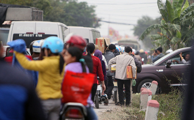 Đêm nay chợ Viềng chính thức khai hội. Nhưng ngay từ 13h chiều nay, ngày 3/2/2017, tất cả các tuyến đường đổ về phía chợ Viềng và Phủ Dầy đã chật cứng người. Ảnh Dân Trí