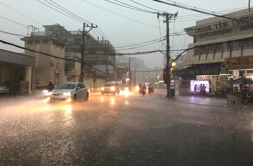 Mưa trái mùa đổ xuống Sài Gòn, nhiều người trở tay không kịp