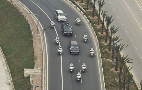 Đoàn xe chở Nhà vua và Hoàng Hậu Nhật Bản 