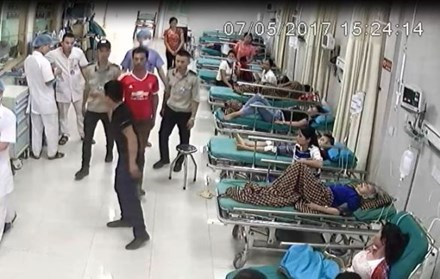 Đối tượng chỉ tay vào mặt bác sĩ. Ảnh BV Hùng Vương