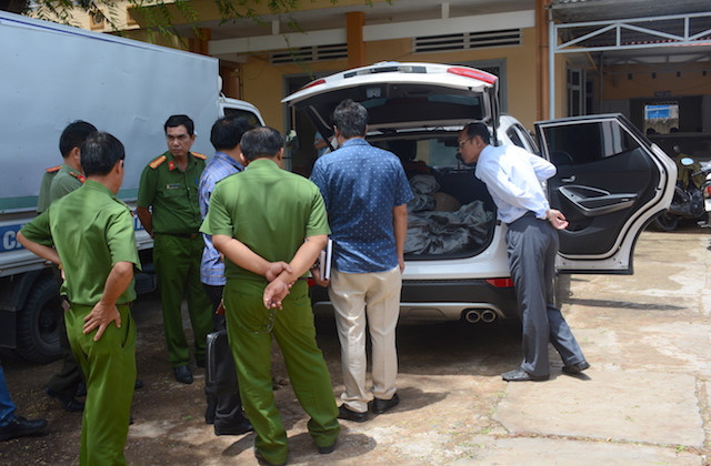 Cơ quan điều tra khám nghiệm phương tiện gây tai nạn. Ảnh: Công an cung cấp