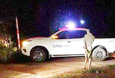 Lực lượng chức năng phong tỏa hiện trường, điều tra vụ việc trong đêm 19/5. Ảnh: Zing