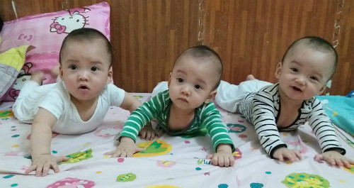 Ở 8 tháng tuổi, các bé sinh ba rất hiếu động, hoạt bát