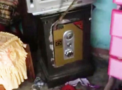 Két sắt của gia đình anh Hải bị Thái dùng xà beng cạy phá với mục đích lấy trộm tài sản