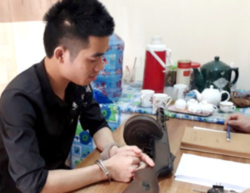 Sau nửa ngày bỏ trốn, Linh mang theo khẩu súng ra công an đầu thú