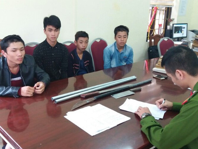 Nhóm đối tượng cùng hung khí tại cơ quan Công an