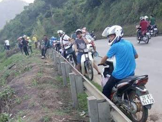 Nhiều người dân tò mò trước sự việc