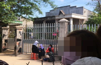 Hiện trường khai quật là khu vực hầm cầu trong nhà của nghi phạm. Ảnh: Zing