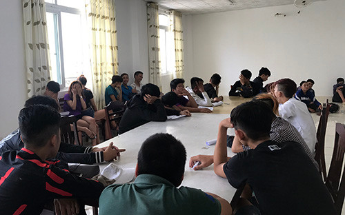 Các "quái xế" bị tạm giữ tại Công an Cần Thơ