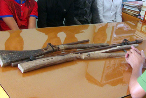 Hai khẩu súng nhóm thanh thiếu niên dùng giải quyết mâu thuẫn