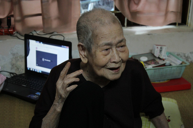 Cụ bà Lê Thi cho biết bí quyết trường thọ của mình chính là tinh thần ham học hỏi