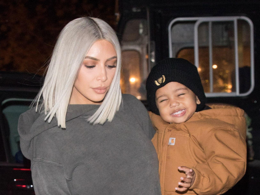 Kim Kardashian tiết lộ con trai Saint West mắc COVID-19.