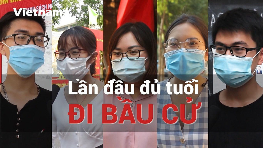 Các bạn trẻ từ 18-24 tuổi chia sẻ cảm xúc, hướng về ngày bầu cử đầu tiên trong đời. (Ảnh: Minh Anh/Vietnam+)