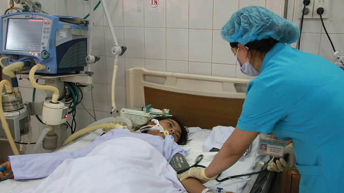 Nạn nhân đang được cứu chữa tại bệnh viện.