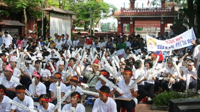 HS trường THPT chuyên Quốc Học Huế có tỷ lệ đỗ ĐH, CĐ cao nhất tỉnh Thừa Thiên - Huế do có nhiều phương pháp học bổ trợ đa dạng (ngoài việc học thêm) sau giờ học chính khóa như: học nhóm, tự học, học bồi dưỡng nâng cao, sinh hoạt ngoại khóa...