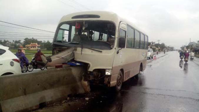 Hiện trường một vụ TNGT khi ôtô khách tông vào dải phân cách trên QL1A.