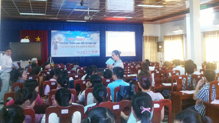 Nhiều sinh viên quan tâm hướng vừa học vừa làm ở nước ngoài trong Hội thảo tư vấn việc làm cho SV năm cuối của ĐH Sư phạm Đà Nẵng.