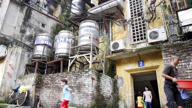 Mối nguy hiểm và mất mỹ quan đô thị từ những bồn nước treo ở chung cư cũ