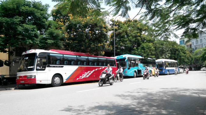 Bến xe dù trên phố Trần Đại Nghĩa