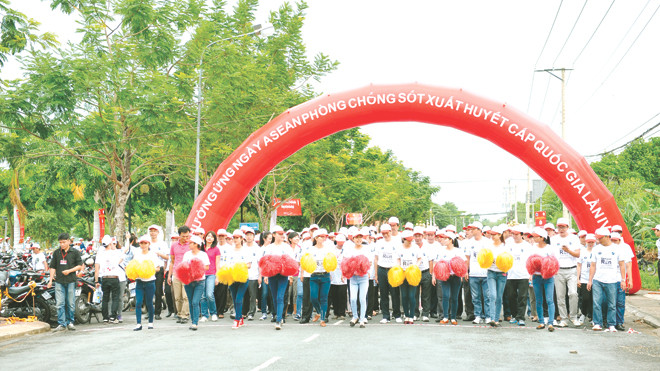  Hơn 5.000 tình nguyện viên cùng người dân địa phương đã tham gia mít-tinh và chạy bộ tại thành phố Cao Lãnh (Đồng Tháp) để hưởng ứng “Ngày ASEAN phòng chống SXH” lần thứ 4