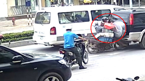 Ôtô dừng đèn đỏ đúng luật vẫn bị tai nạn khó lường