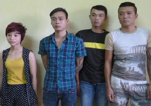 Danh và bạn trai (từ trái qua) tại trụ sở công an