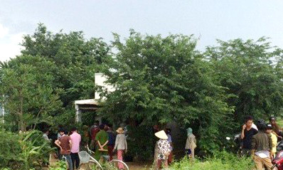 Người dân hiếu kỳ đến xem vụ án