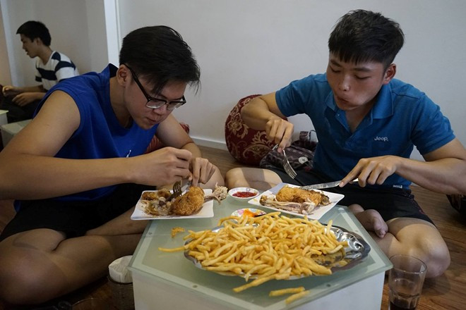 Nếu ăn hết 4 đùi gà chiên giòn, 0,5 kg khoai tây lắc phô mai và 2 cốc Coca trong 15 phút, và sử dụng dao, dĩa, cặp đôi sẽ được giải thưởng 1 triệu đồng