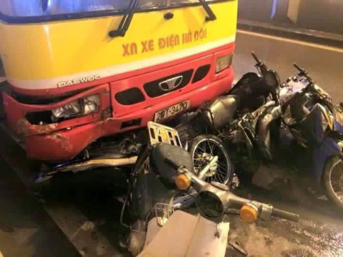 Ít nhất 6 xe máy bị cuốn theo dưới gầm