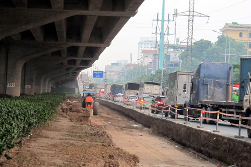 Hà Nội xén thảm có chống... tắc đường