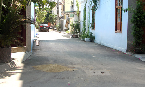 Nơi người chồng bị nhóm thanh niên chém gục. Ảnh: Xuân Ngọc